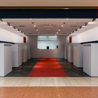 BTV Filiale im DEZ in der Amraser-See-Straße 56 a mit Bankomaten und Service Schalter