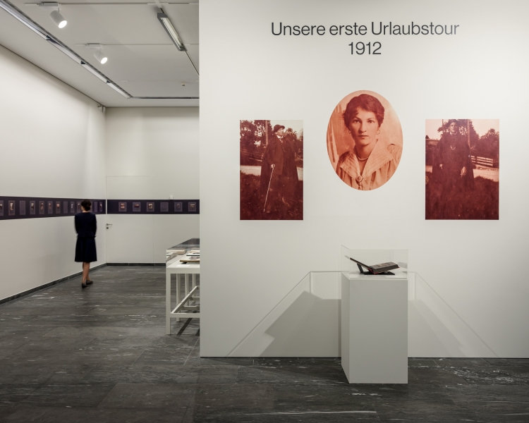 Kunstausstellung mit historischen Bildern