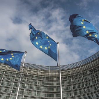 3 Europaflaggen vor einem Hochhaus