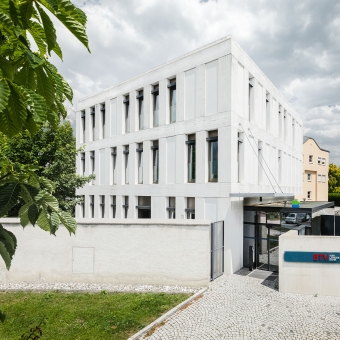 Außenansicht der BTV Bank Filiale Hall mit der Adresse Stadtgraben 19 in Hall in Tirol