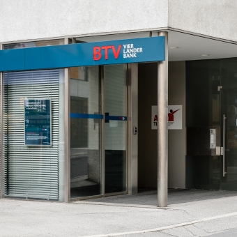 Außenansicht der BTV Filiale Hötting in Innsbruck in der Schneeburggasse 7