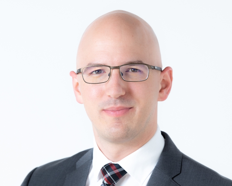 Ein Mann in einem grauen Anzug