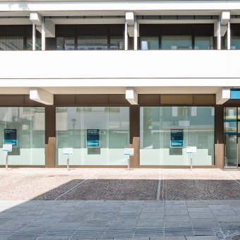 Außenansicht der BTV Bank Filiale in Landeck in der Malserstraße 34 mit Bankomat neben der Eingangstür