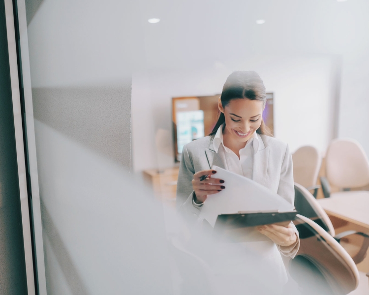 Frau schließt Versicherung online ab