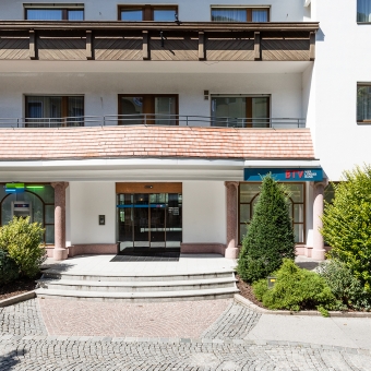 Außenansicht der BTV Bank Filiale in Mayrhofen in der Hauptstraße 440 mit Bankomat links neben der Eingangstür