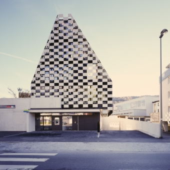 Außenansicht der BTV Bank Filiale Mitterweg 9 in Innsbruck