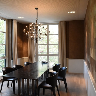 Innenansicht der BTV Bank Filiale in München in der Neuhauser Straße 5 mit Besprechungstisch in der Mitte