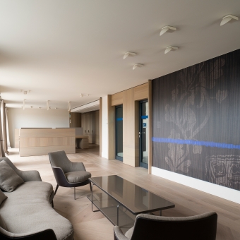 Innenansicht der BTV Bank Filiale in Nürnberg in der Gleißbühlstraße 2 mit modernen Sitzgelegenheiten