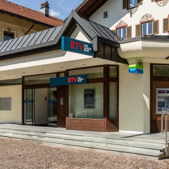 Außenansicht der BTV Bank Filiale in Reutte mit der Adresse Untermarkt 23 mit Bankomat rechts neben der Eingangstür