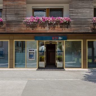 Außenansicht der BTV Bank Filiale in Seefeld in der Klosterstraße 397 mit Bankomat links neben der Eingangstür