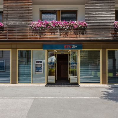 Außenansicht der BTV Bank Filiale in Seefeld in der Klosterstraße 397 mit Bankomat links neben der Eingangstür