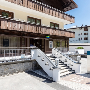 Außenansicht der BTV Bank Filiale in Sölden in der Dorfstraße 31 mit Bankomat rechts neben der Eingangstür