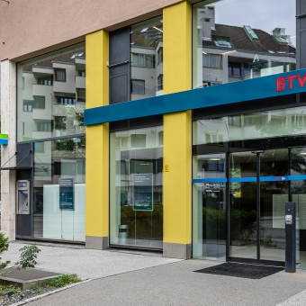 Außenansicht der BTV Bank Filiale in der Amraser Straße 54 in Innsbruck mit Bankomat links von der Eingangstür