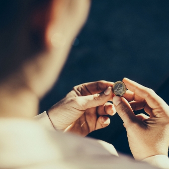 Eine Frau betrachtet eine Münze