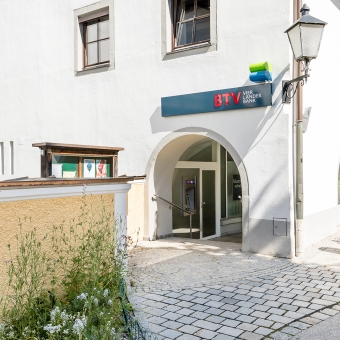 Außenansicht der BTV Bank Filiale in St. Johann in Tirol in der Dechant-Wieshoferstraße 7 mit Bankomat links vom Eingang