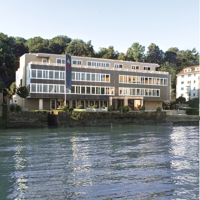 BTV Staad Außenansicht: Großes lange Gebäude mit vielen Fenstern, Lage direkt am See