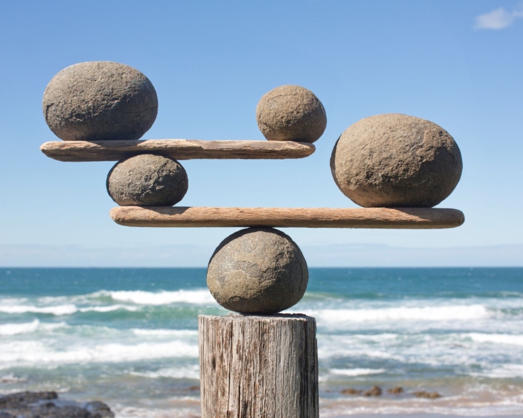 Ein Kunstwerk aus Holz und Steinen auf einem Strand