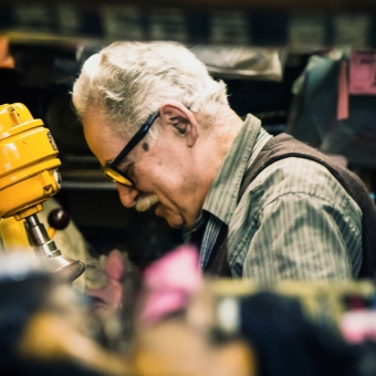 Ein Mann arbeitet in seiner Werkstatt