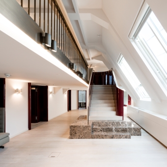 Innenansicht der BTV Bank Filiale in Wien in der Tegetthoffstraße 7 mit Stiege in der Mitte und Besprechungsräumen seitlich