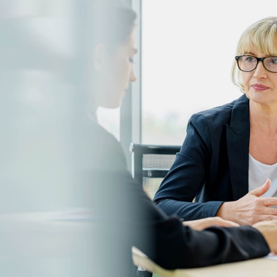 Zwei Businessfrauen unterhalten sich