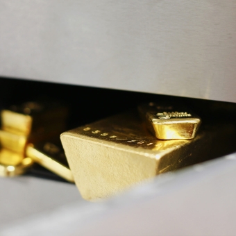 Goldbarren in Schließfach