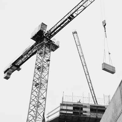 Baustelle für Immobilie mit Kran im Einsatz