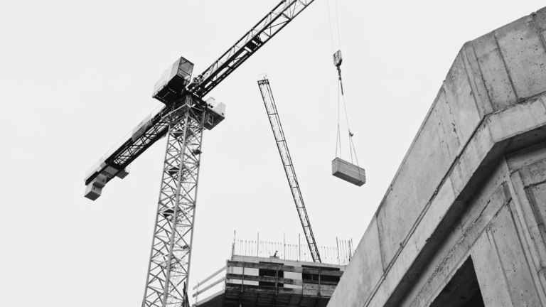 Baustelle für Immobilie mit Kran im Einsatz