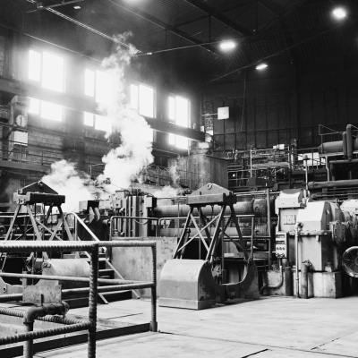 Industrie Produktionshalle Innenansicht mit Maschinen