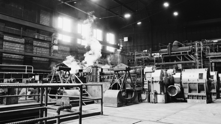 Industrie Produktionshalle Innenansicht mit Maschinen