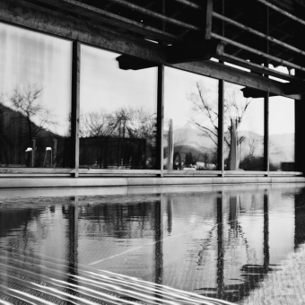 Ein Gebäude mit einem Teich im Vordergrund