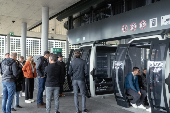 Personen stehen vor einem Skilift