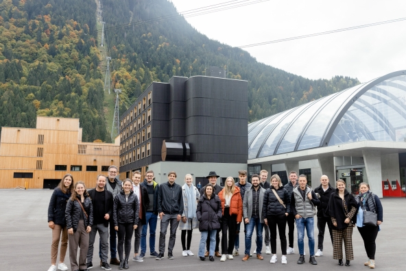 Gruppenbild vorn einem Skilift