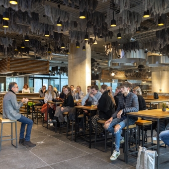 Ein Mann erklärt Jugendlichen Personen etwas