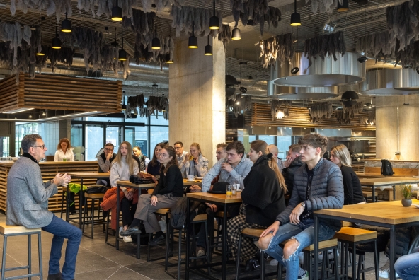 Ein Mann erklärt Jugendlichen Personen etwas