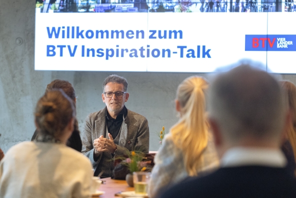 Ein Mann präsentiert ein Thema