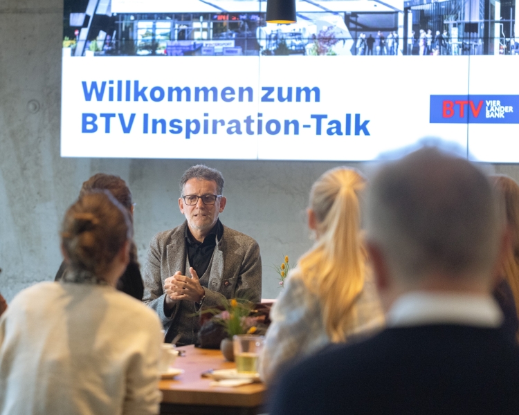 Ein Mann präsentiert ein Thema