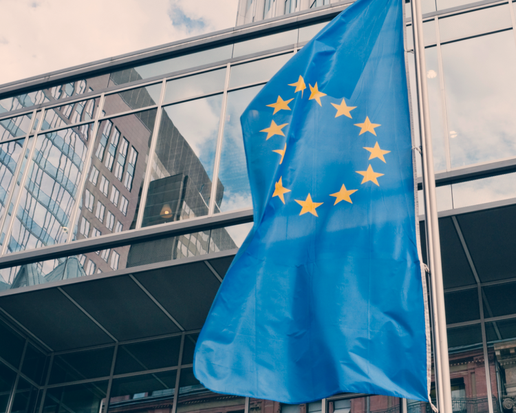 Europaflagge vor einem Hochhaus