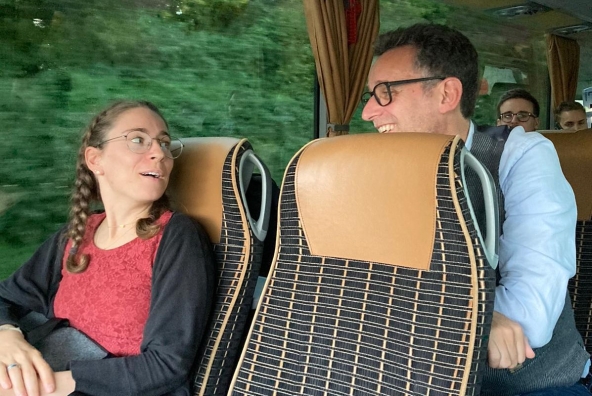 Ein Mann unterhält sich mit einer Frau in einem Bus