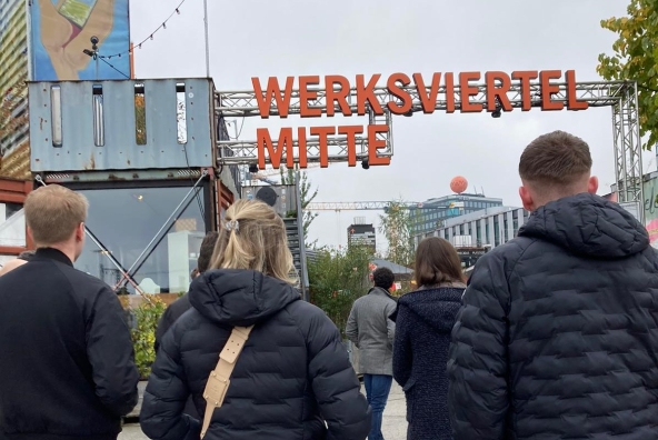 Personen spazieren über ein Firmengelände