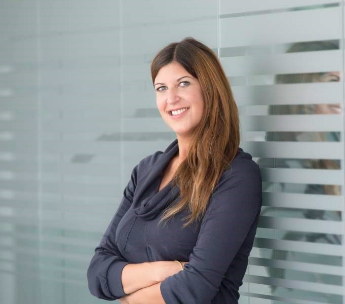 Eine Frau in einem blauen Anzug