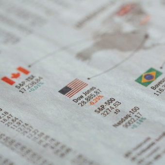 Aktien und ETF Börsen Index auf Zeitungsausschnitt