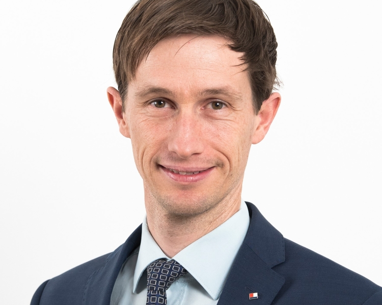 Ein Mann in einem blauen Anzug