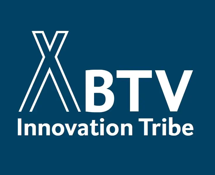 BTV Innovation Tribe Logo: BTV Innovation Tribe steht auf einem blauen Hintergrund geschrieben, neben dem Wort BTV befindet sich noch ein großes X