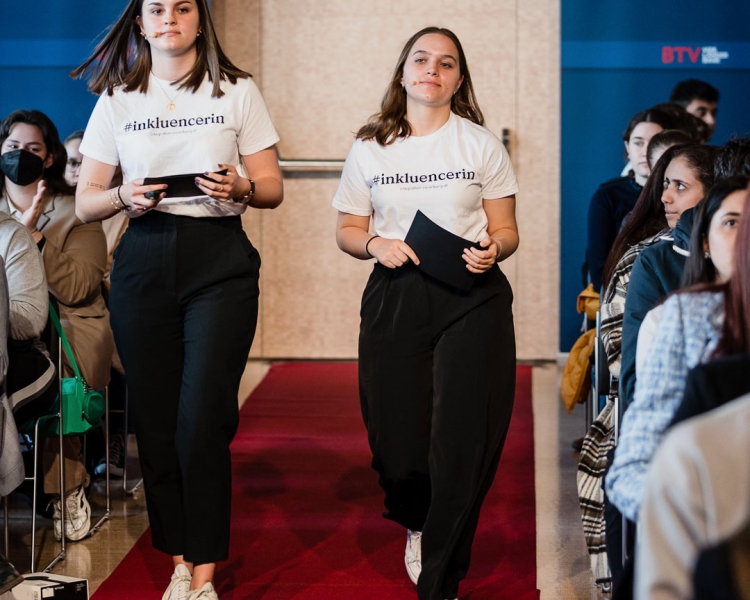 Zwei Teilnehmerinnen der BTV Marketing Trophy gehen am roten Teppich beim Publikum vorbei