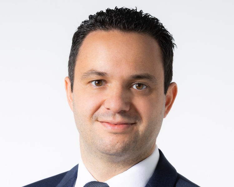 Ein Mann mit einem blauen Anzug und Krawatte