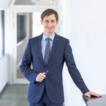 Ein Mann in einem blauen Anzug