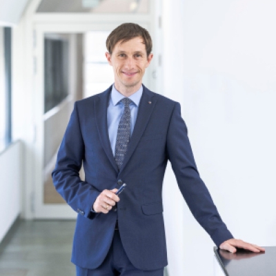 Ein Mann in einem blauen Anzug