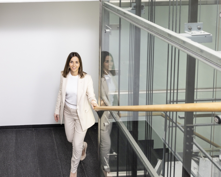 Eine Frau in weißen Klamotten steht auf einer Treppe