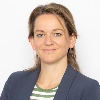 Verena Schweninger trägt einen blauen Blazer über einem weiß-grün gestreiften Shirt
