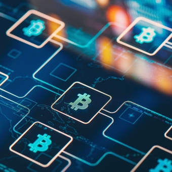 Bitcoin Symbole auf einer Grafik, die die Verbreitung von Bitcoin veranschaulichen soll